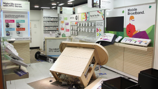 Illustration for article titled Scenes from a Riot: Electronics Stores Sacked by British Looters